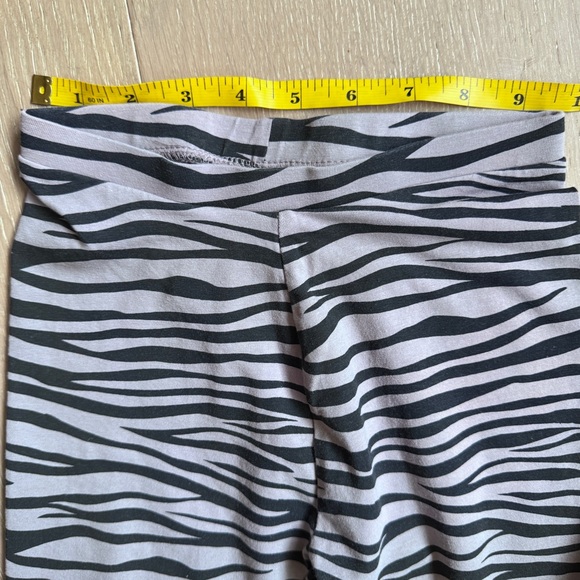4 Pack of Zara Kids Animal Print leggings in purple & black zebra/cheetah print - Picture 4 of 7